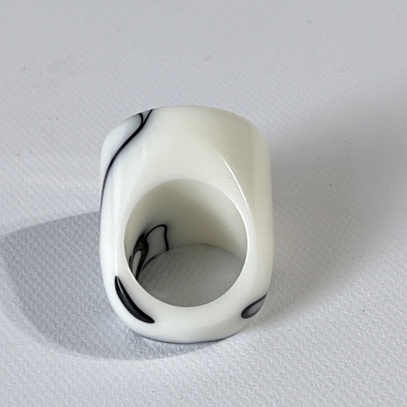 Vintage Lucite Ring Chunky Flat Top Dome White Black Marble Swirl Statement - Picture 7 of 14